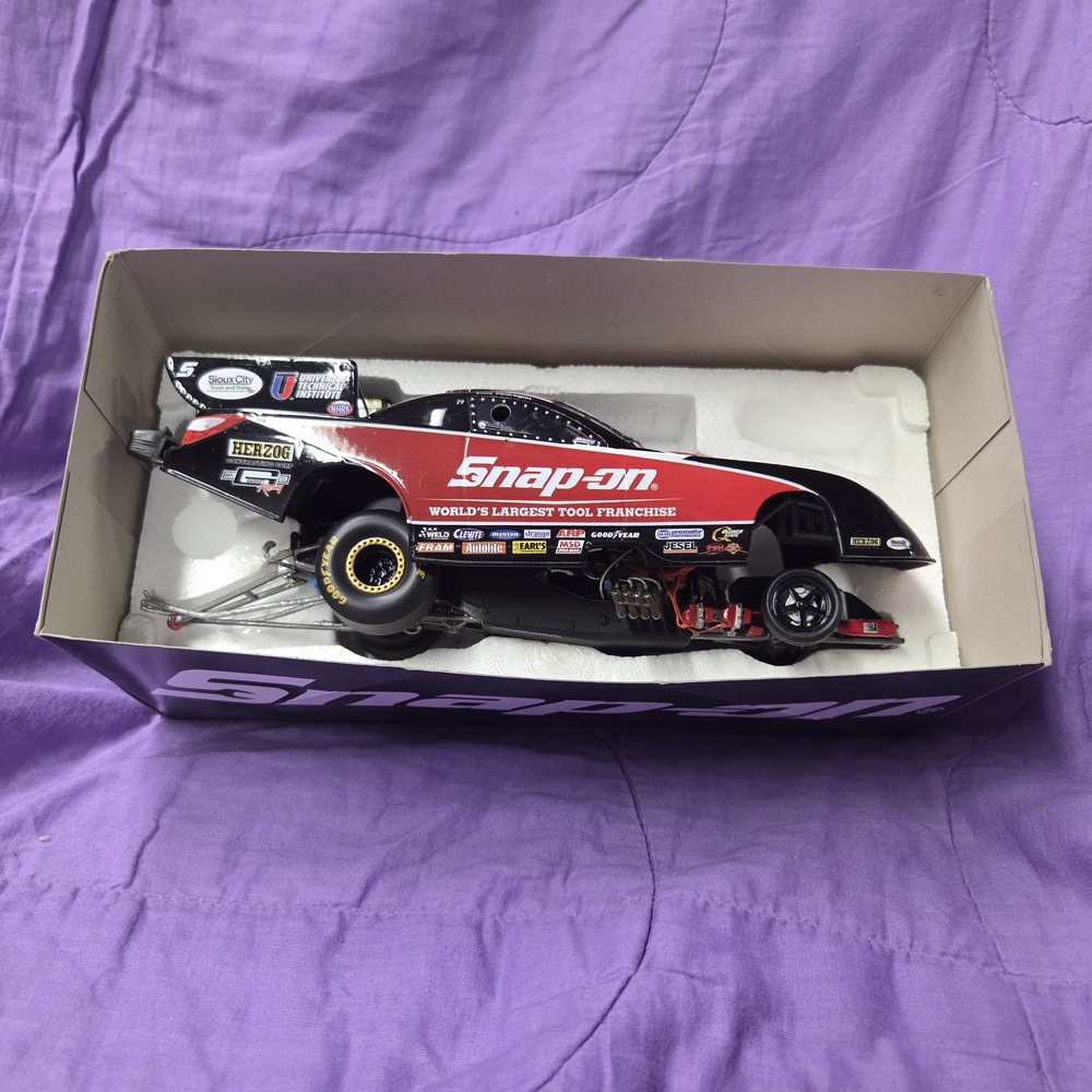 NHRA 1/24 AUTO WORLD CRUZ PEDREGON 2010 SNAP ON TOOLS TOYOTA F/C